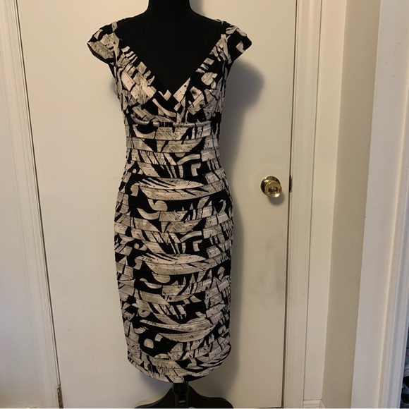 Adrianna Papell Dresses & Skirts - Adrianna Papell Dress Womens Size 8 Cream Print Bandage Bodycon V-Neck Cocktail
